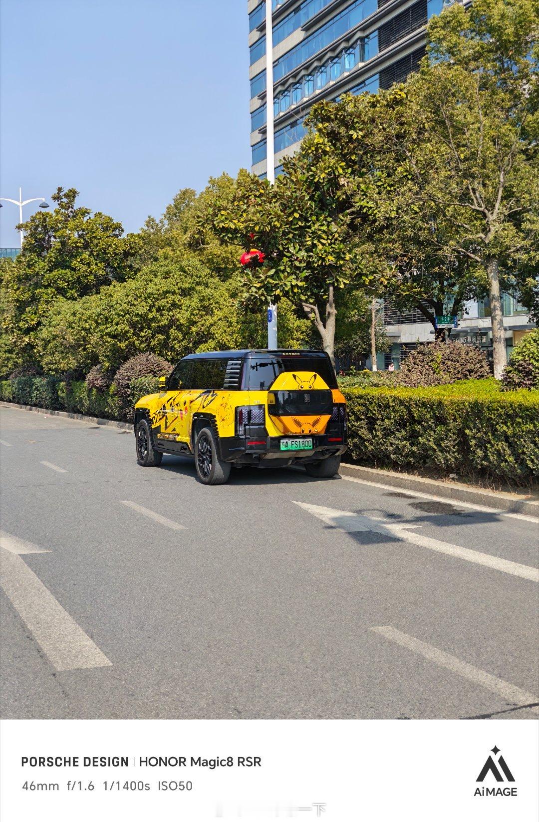 车子贴的挺好看，就是车主素质不咋地，马路对面有很多空的停车位