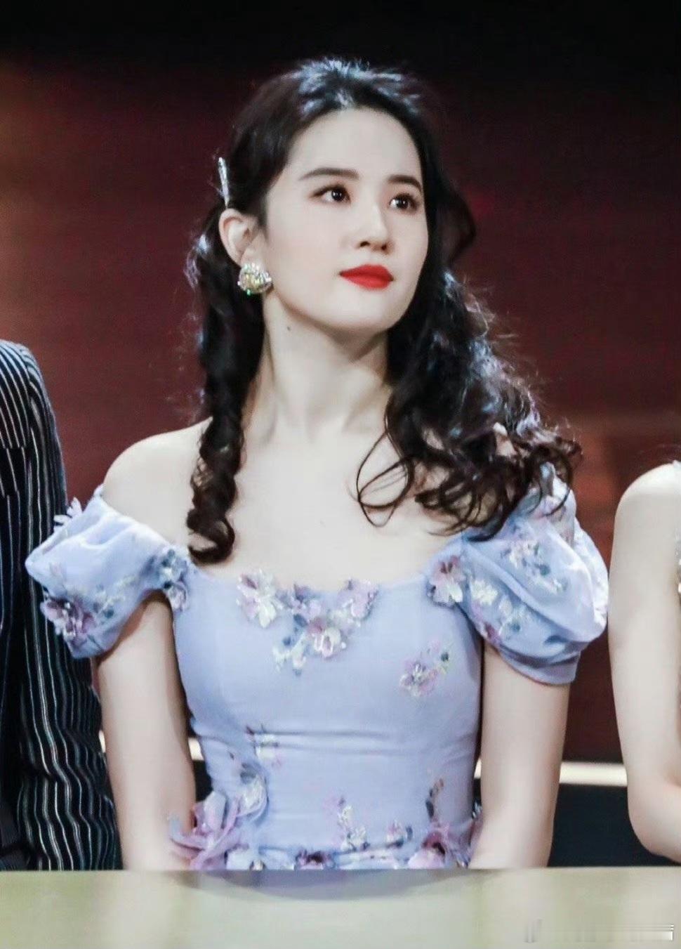 刘亦菲这身礼裙以香芋紫为主色调，温柔又显贵气，方领泡泡袖设计，巧妙露出肩颈线条，