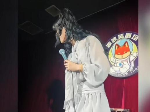 央媒锐评“脱口秀摸腿门”，句句说到网友的心坎里，评论风向反转！2025年5月1