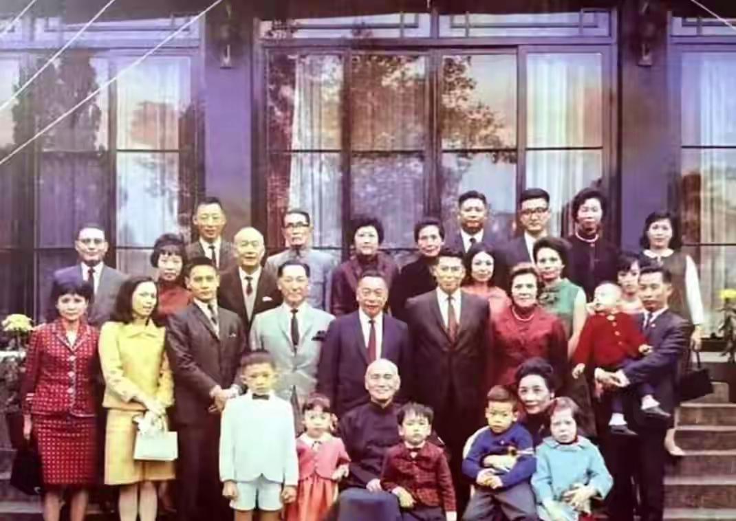 王铎：蒋介石最完整的一张全家福这是他过八十大寿的时候。