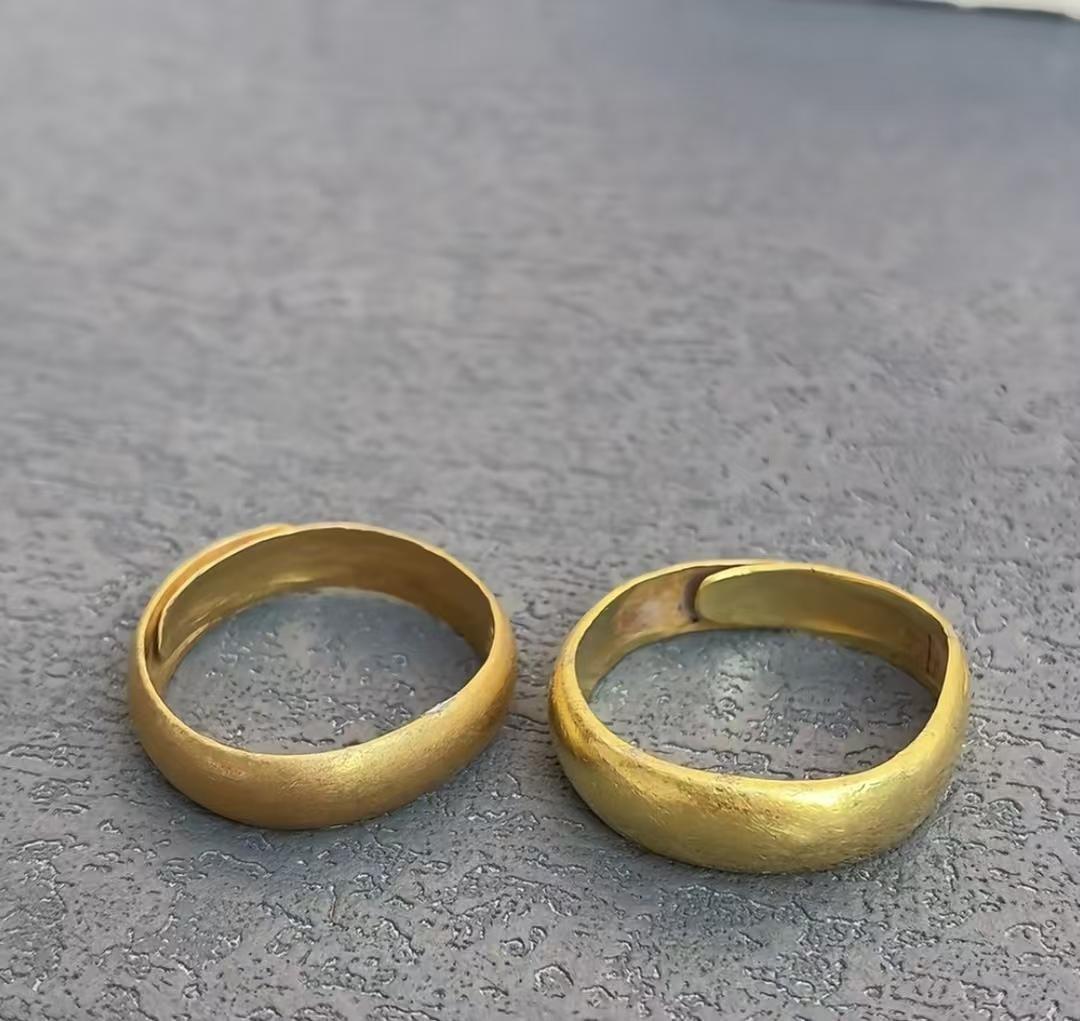 婆婆有两个黄金戒指，素圈的，接口处能调大小，磨得锃亮，说是她结婚时公公给打的，快