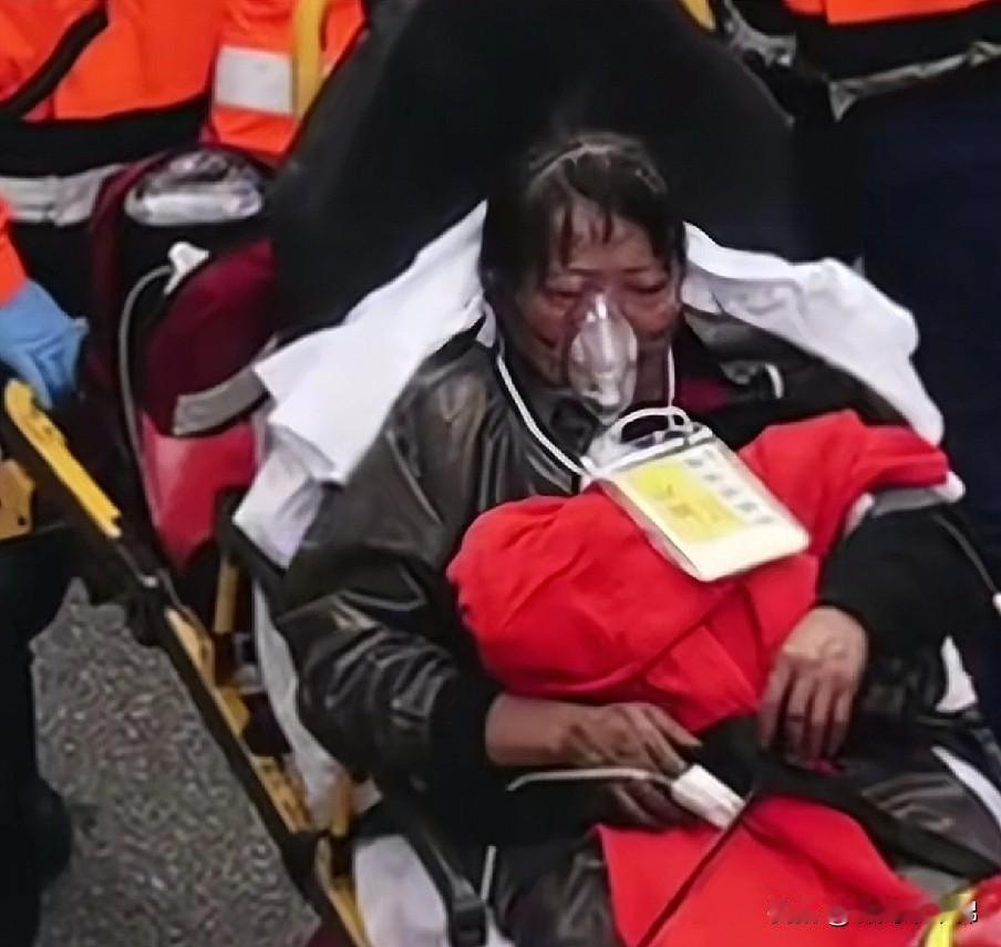 她应该是香港这场火灾里最幸运的人了吧！这位72岁的女士，在这里居住十几年了，