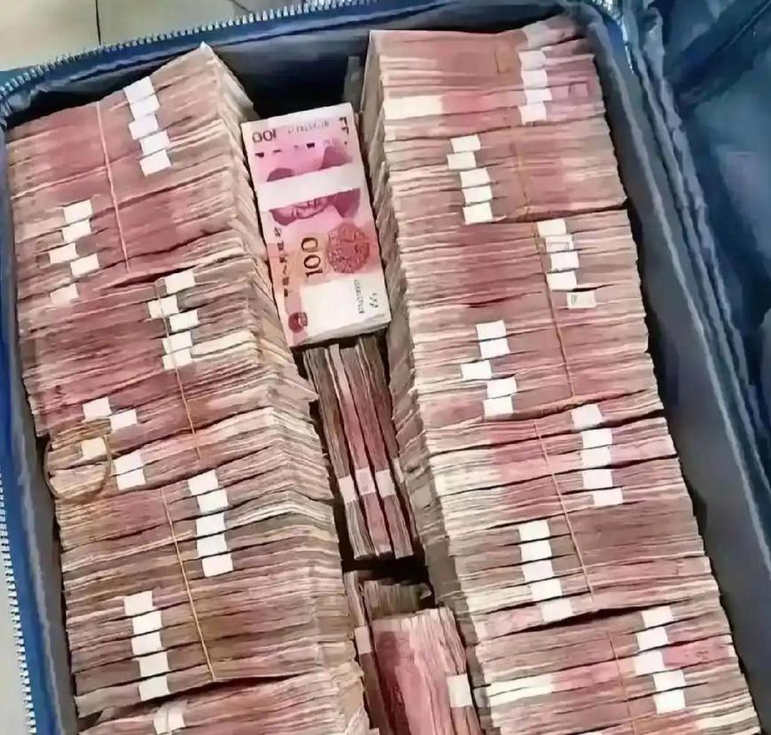 什么叫洗钱？给你讲个最直白的例子。你明天买彩票中了500万，国家规定扣20%个税