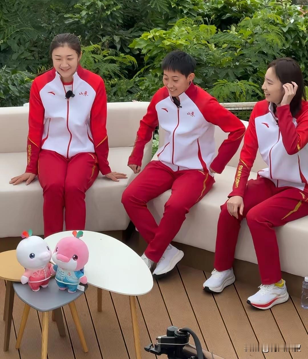 山东队拿到女团冠军后，接受采访，范思琪对着梦姐问:梦姐，我打的好吗？陈梦笑着