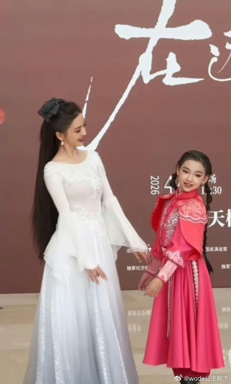 佟丽娅小酒窝同台演出舞剧，董璇张维伊台下看佟丽娅小酒窝演出，好羡慕啊佟丽娅小酒