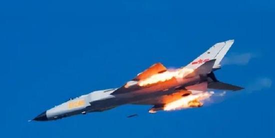 2003年，我军歼-8在空中发射了一枚导弹，不料导弹卡在机翼下纹丝不动，瞬间将战