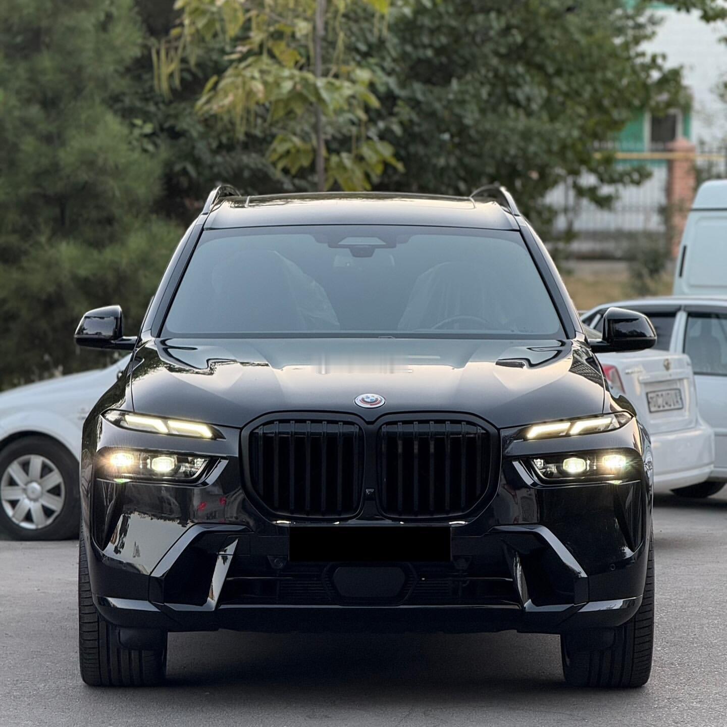 bmw很敷衍做的一款车，套壳x5加长的样子？真的是这样的么[并不简单]宝马x7
