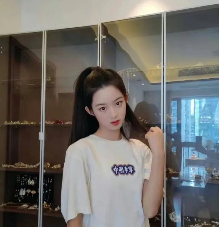 耳环是假的，柜子里的应该也是假的，已经看到不少人发文要求网友道歉了。不信谣