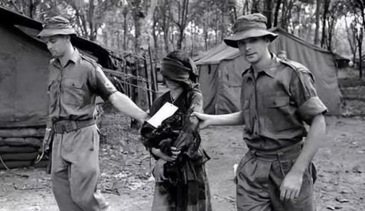 1979年3月8日，我军活捉6名全裸的越南女兵。广西边境的山林里弥漫着硝烟味