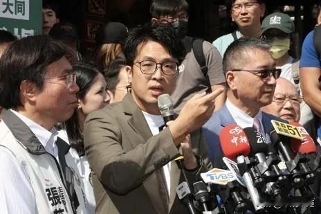 川普接受专访谈及对台军购案，指他暂时搁置，这取决于中国。民进党立委沈伯洋今（16