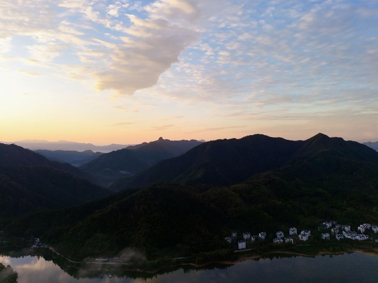 好好学习的孩子就是给家长省钱。我前面接了一个初三的学生，其实孩子成绩蛮好的，在班