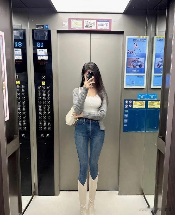 这姑娘身形挺不错的，老在电梯里拍照展示自己的身材，我有点不明白她为啥这么做，你们