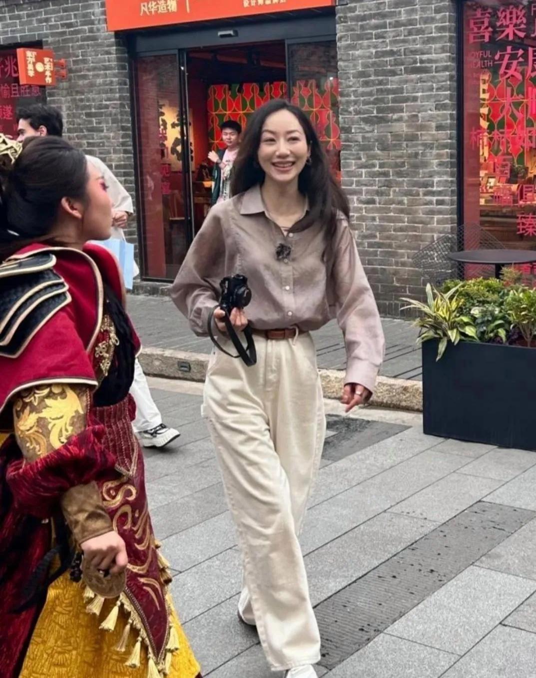 42岁韩雪山西街头被偶遇，状态好到让人移不开眼！简单的穿搭却透着满满的知性范儿，