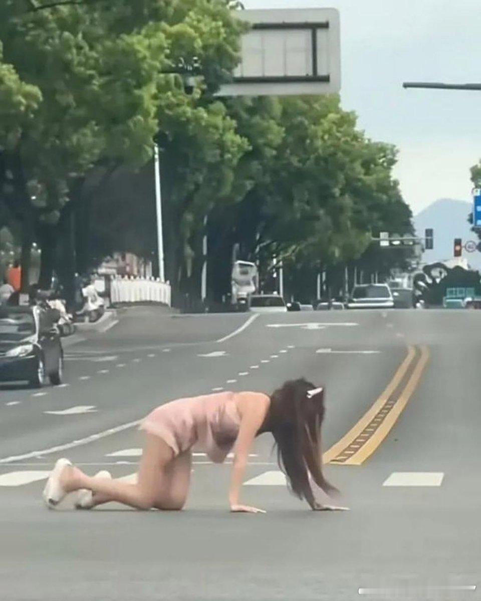 好好的小姑娘是经历了什么​​​