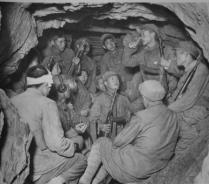 1951年5月27日，180师突围失败，15名战士抢敌军物资挖山洞过冬，足足熬过