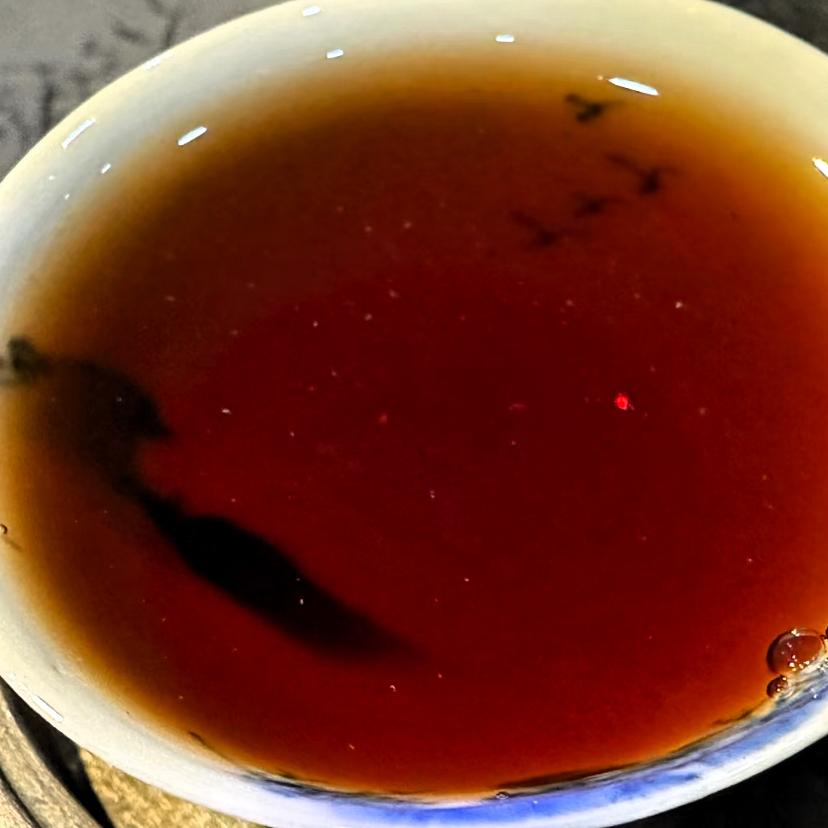 人是不是很傻？喝个普洱茶，非要为看不见的东西花大钱。什么名山名寨，古树单株，陈年