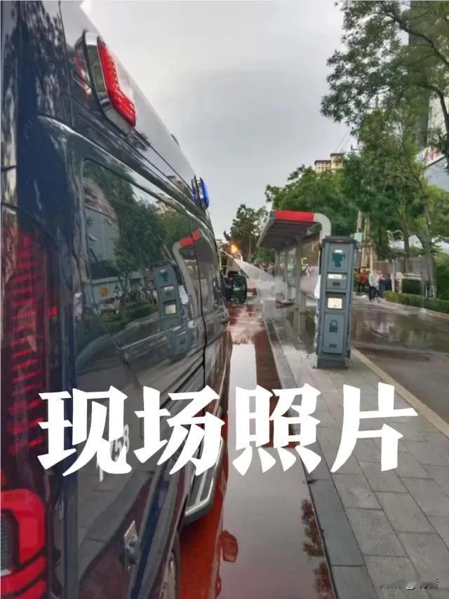 山东滕州，出事的公交站已修好！善国南路附近一商户说：当时我在店里，突然听到‘砰’