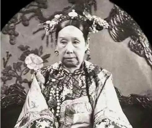 1904年，慈禧70岁大寿，章太炎登报对其破口大骂。慈禧勃然大怒，派人抓章太炎。