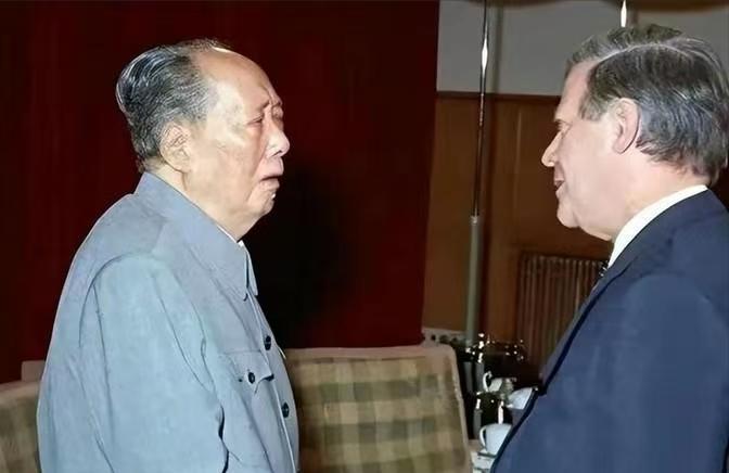 1975年，德国总理施密特访问中国时，故意提出了一个刁难伟人的问题，没想到他的提