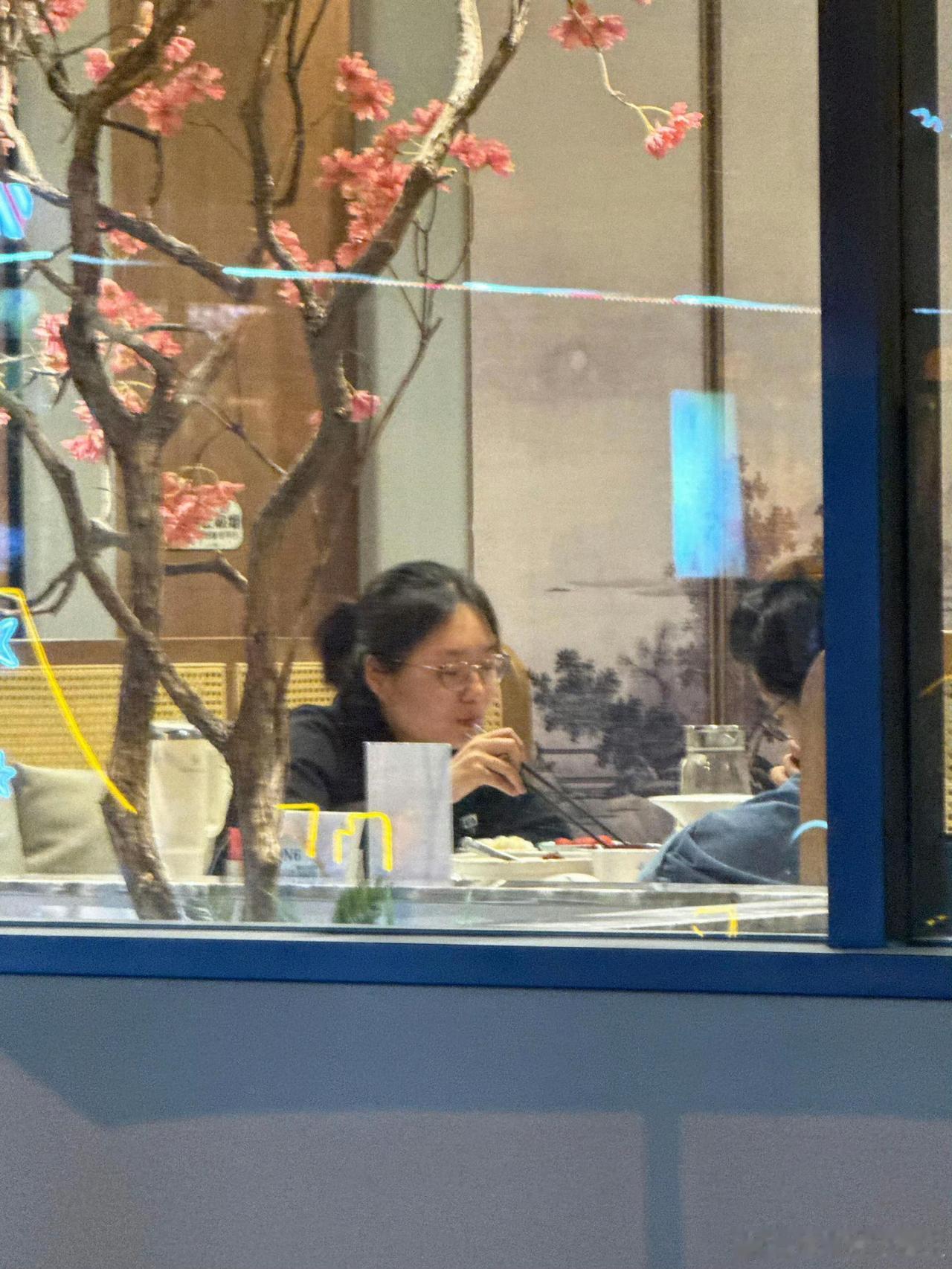 从网友偶遇俩人同框出行，到被拍一起打卡毛不易演唱会，李雪琴和王一通的感情线藏不住