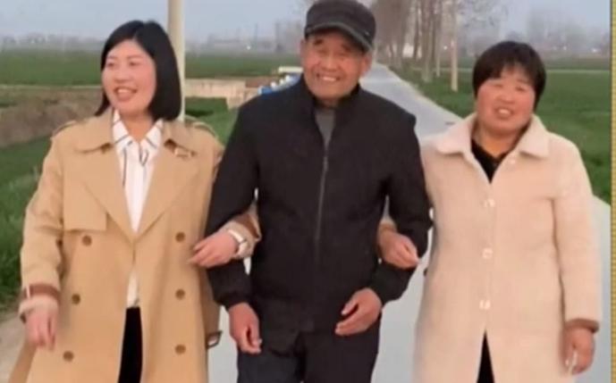 河南一女子，3岁母亲去世，6岁父亲另娶，幸得叔叔抚养长大。一天她带叔叔去游香山，