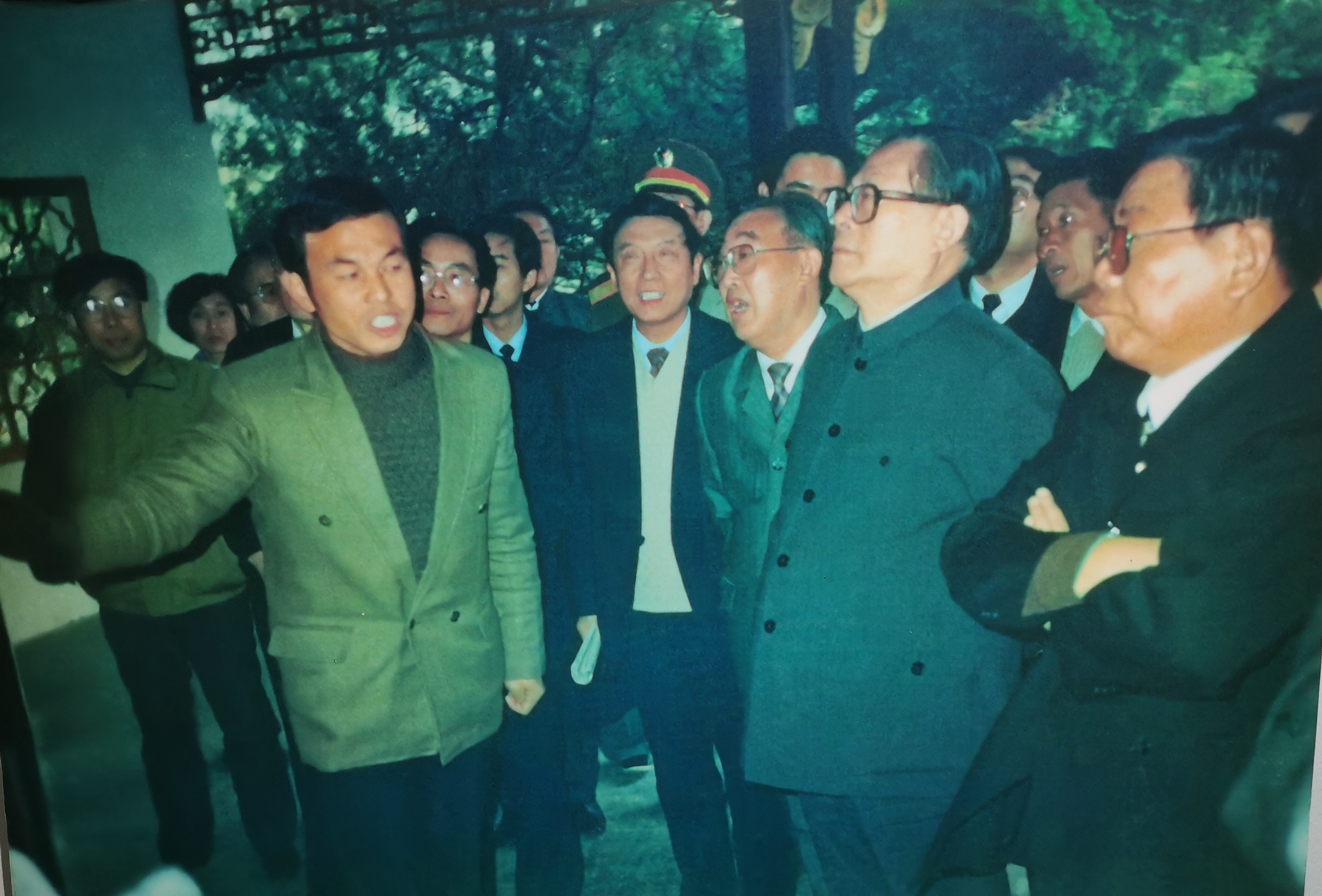 有一次，江同志到北海舰队视察工作，发现北海舰队的司令员是正军级，而它有一个下属单