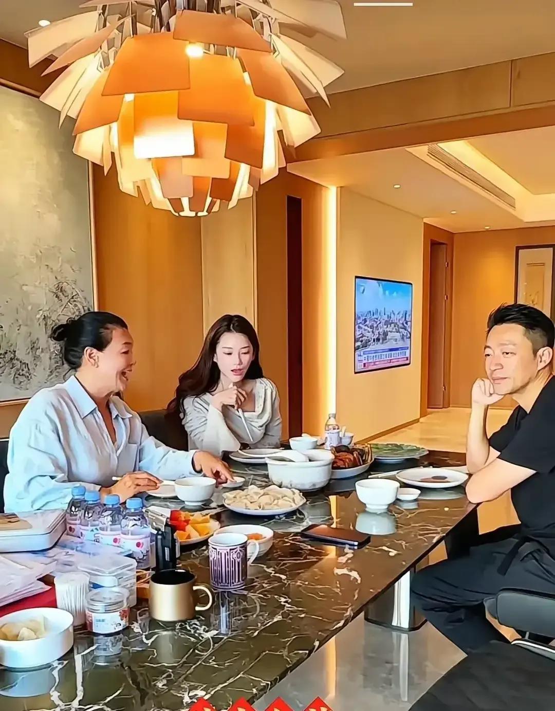 张兰的冬至饺子，压垮了汪小菲。别急着骂他不孝。你看到的不是家庭矛盾，是两代