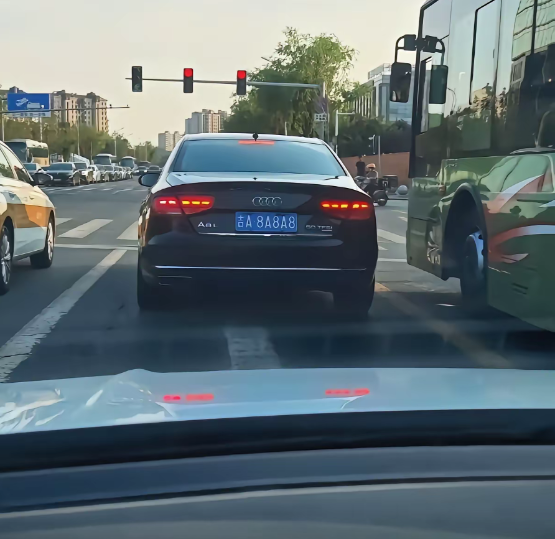 这车牌简直太逗了！明眼人一看就知道是奥迪A8，