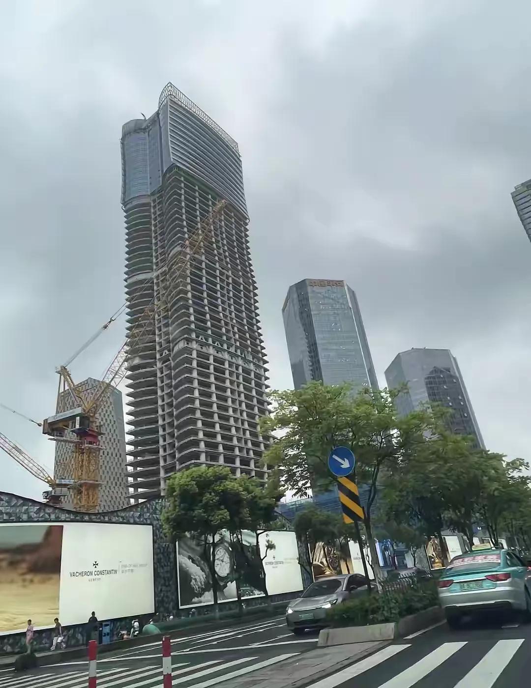 杭州钱塘江畔，来福士广场与万象城之间这座杭州绿发中心己经从上到下开始装外墙玻璃了