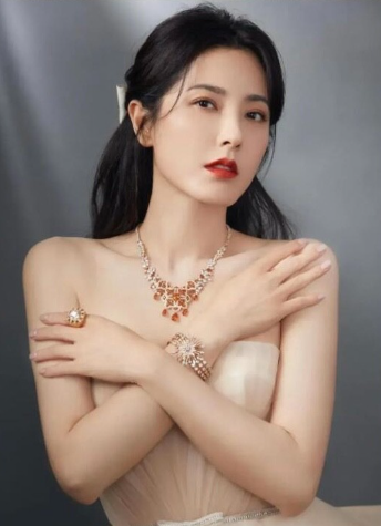 再美的词也形容不了这个曾黎优雅的气质,曾黎确实漂亮，无可挑剔的美,不愧是几十年