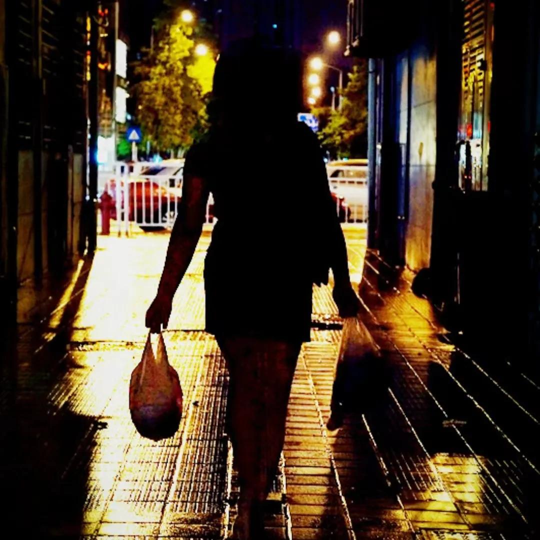 河北邯郸，女子给加班丈夫送饭途中遭到醉酒男子骚扰调戏。丈夫听到呼救赶来制止，双方