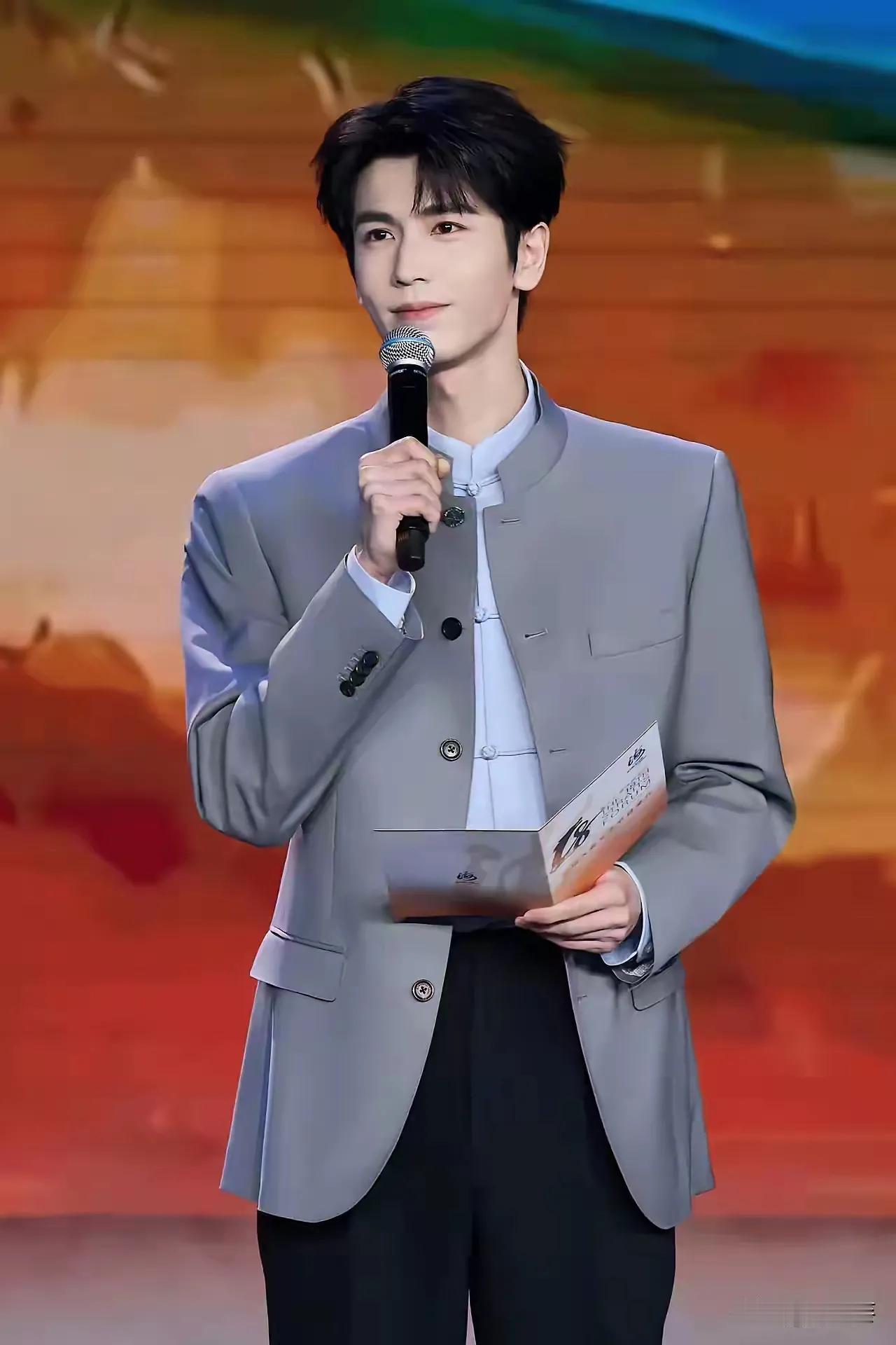 今天刷到张凌赫在海峡论坛的图，第一眼就被那身衣服钉住了——灰调立领新中式西装，没