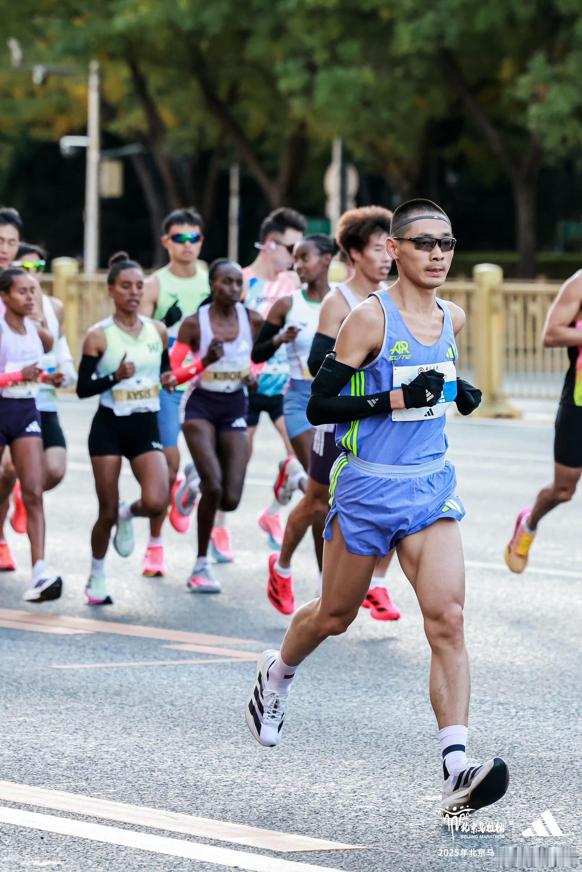北马破三人数创纪录昨天北京马拉松，又被超燃的赛事照片和高频出镜的阿迪达斯跑鞋刷