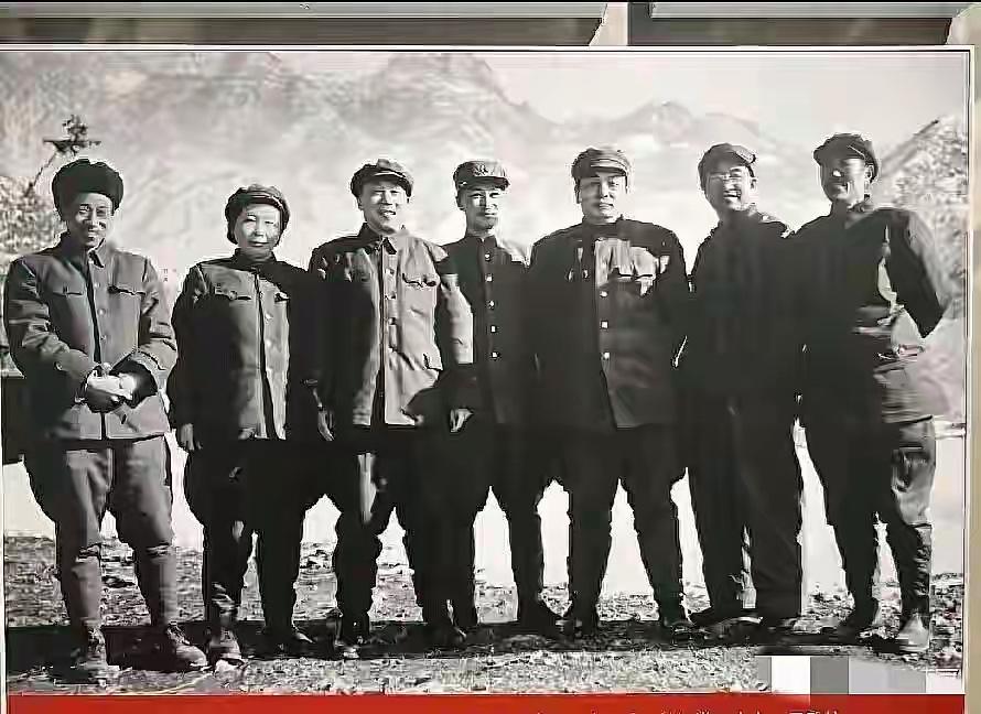 一众开国元勋的合影，只认出了彭大将军，站在C位的是谁？
