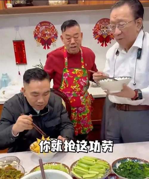 最近相声圈这出“侯杨大战”看得我是真上头。从海河边的“猴狗论”到直播间里的互相拉