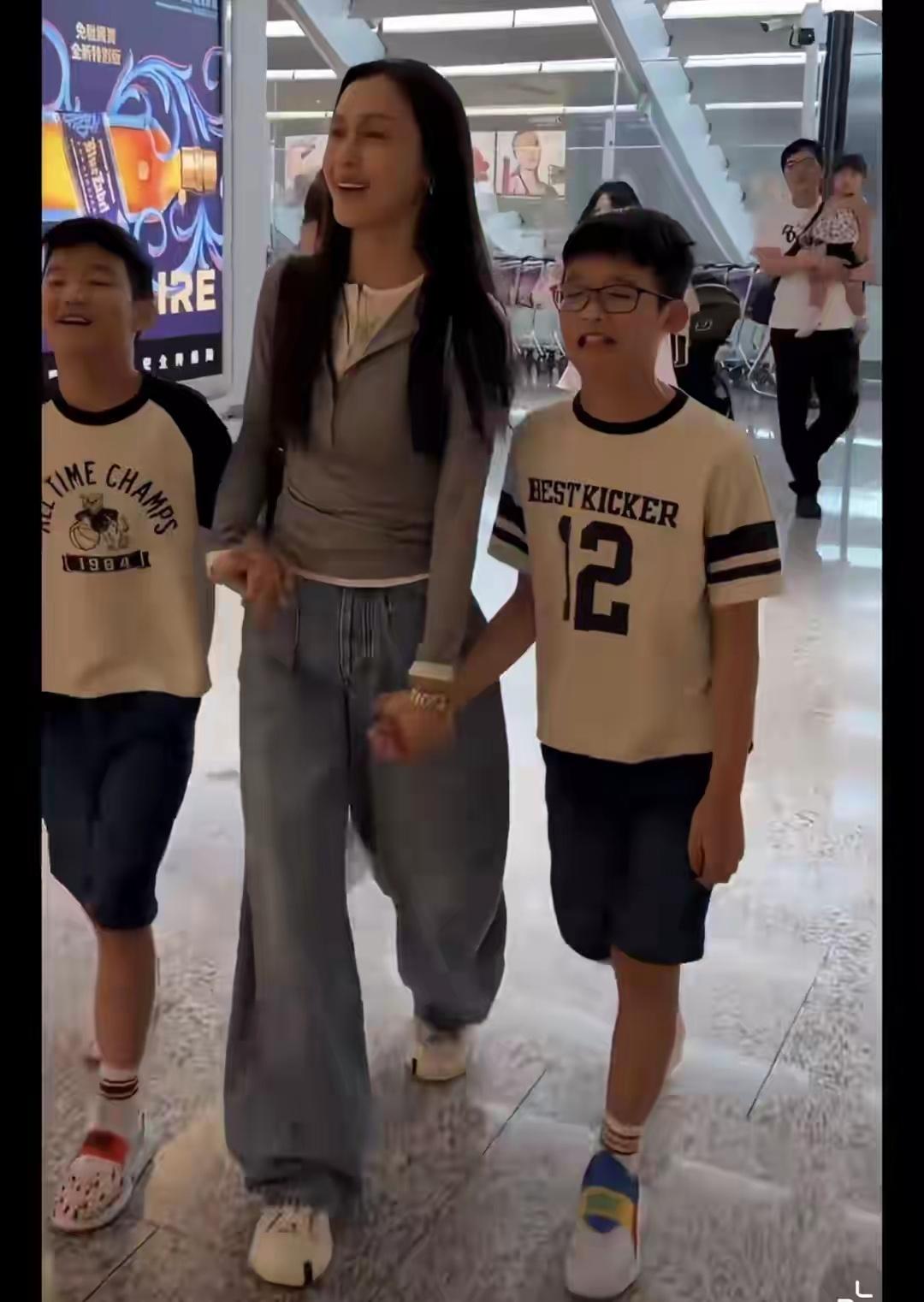 范玮琪一家出发吉隆坡，双胞胎儿子一黑一白很好认，身高差了10cm​