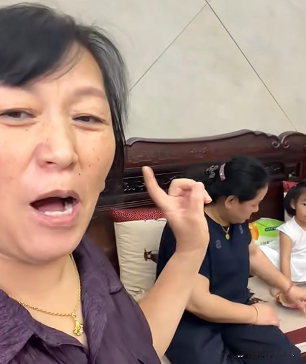小故事！这王金刚谁都没料到，她用指着小喵她妈说，你们看这老冯婆子，
