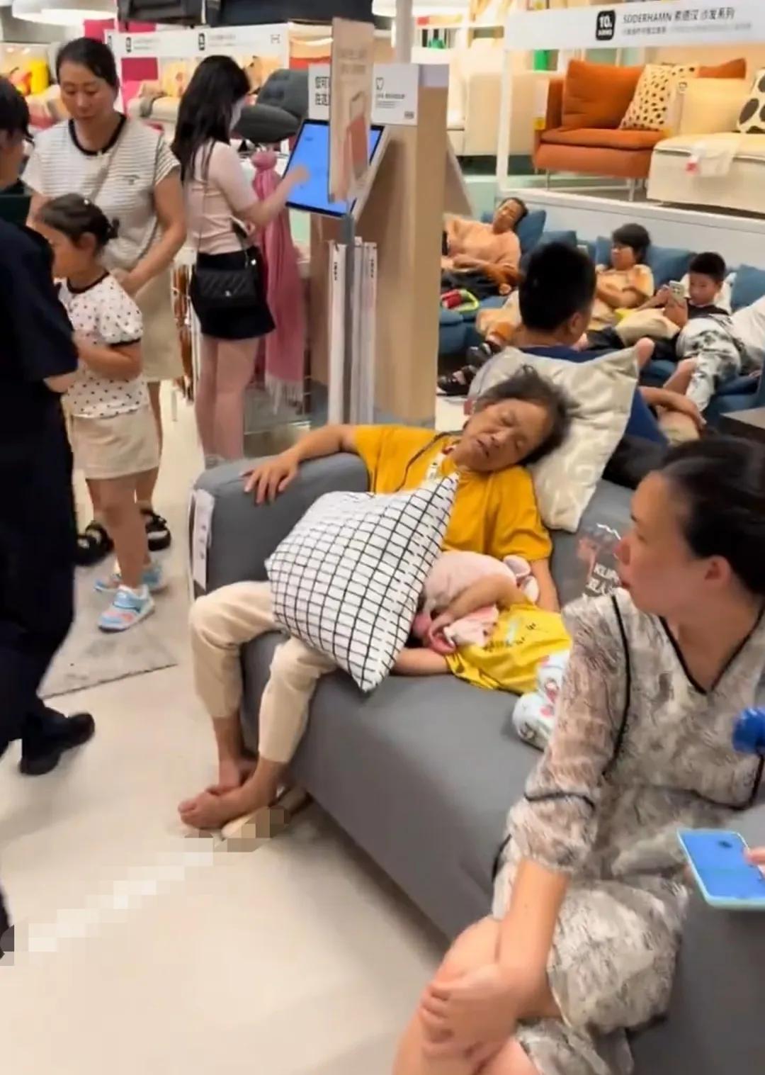 每年夏天，宜家家居店就成了一些人的避暑圣地，保安赶也赶不走，老板很无奈！今年某