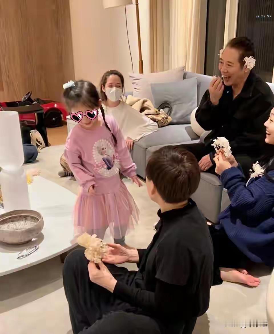 李连杰耳边插花，笑得像个孩子似的，他的这份快乐是向佐女儿带来的。小孩子果然是开心