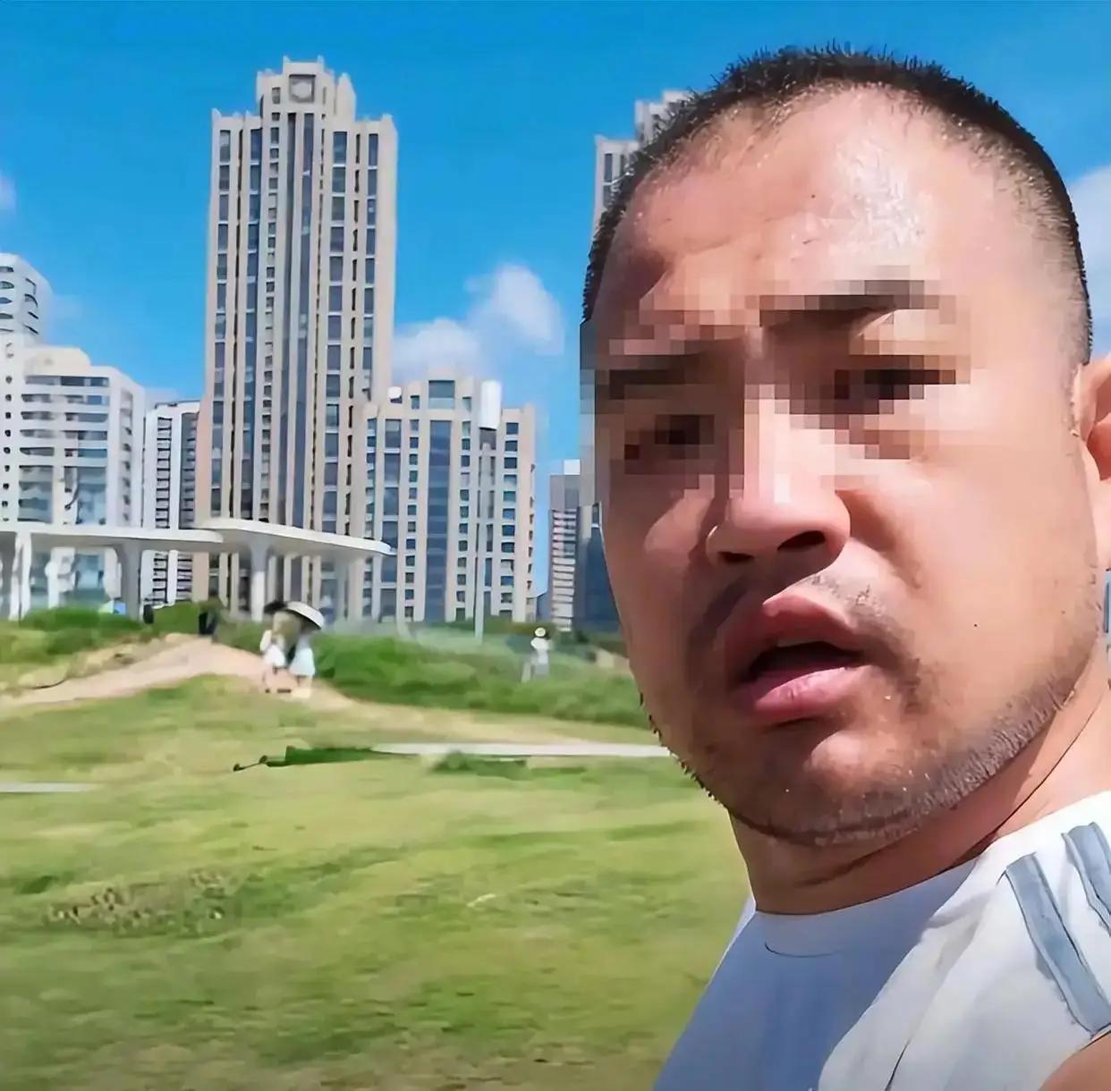 “大哥我求你了！我给你跪下能放过我吗？”在青岛海之恋公园，一名二十多岁的外地女游