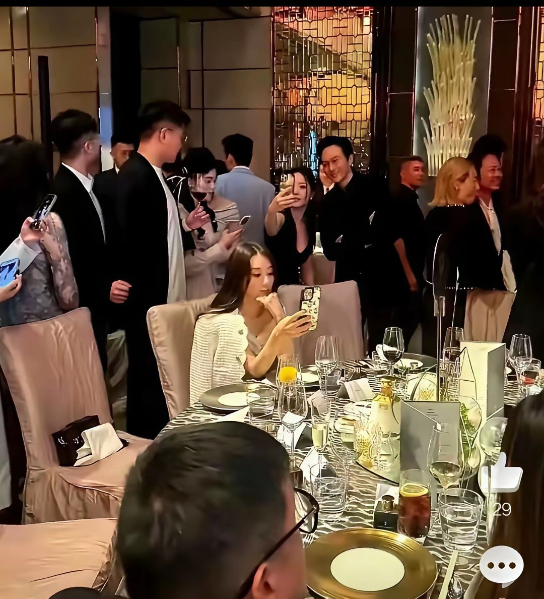事实证明，融不进的圈子硬容，也容不下去！一个人看着好孤独！
