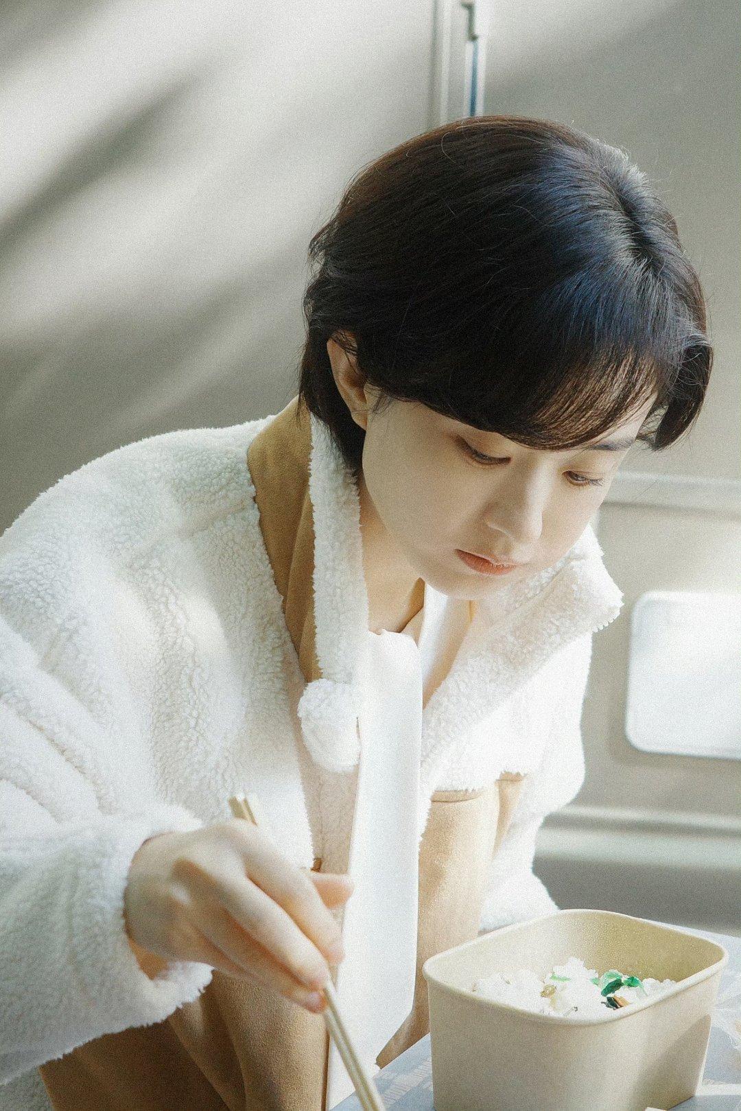 都说了女明星千万不要轻易整容，看看赵丽颖就知道了。不得不感叹，原生脸是真的很