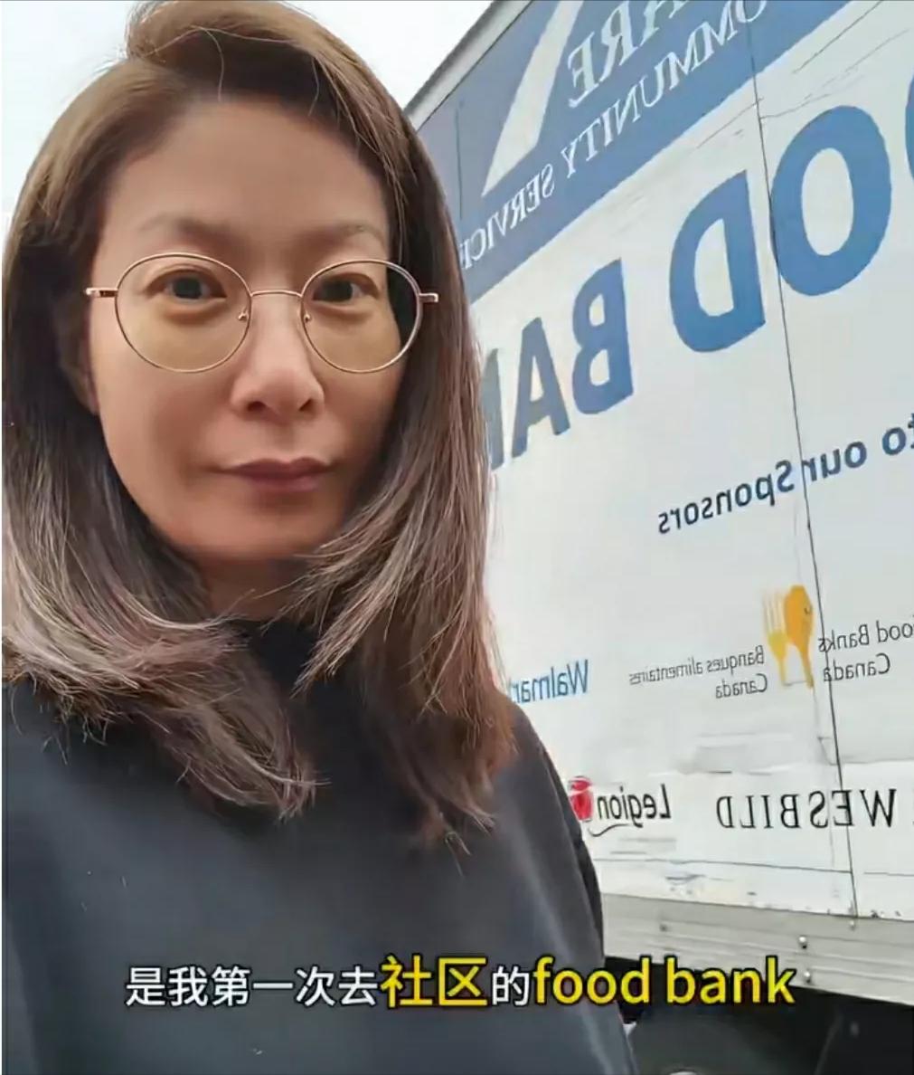 "我们现在这么穷了吗？"加拿大。一个华裔妈妈带着女儿去领政府救济食物。小姑娘站