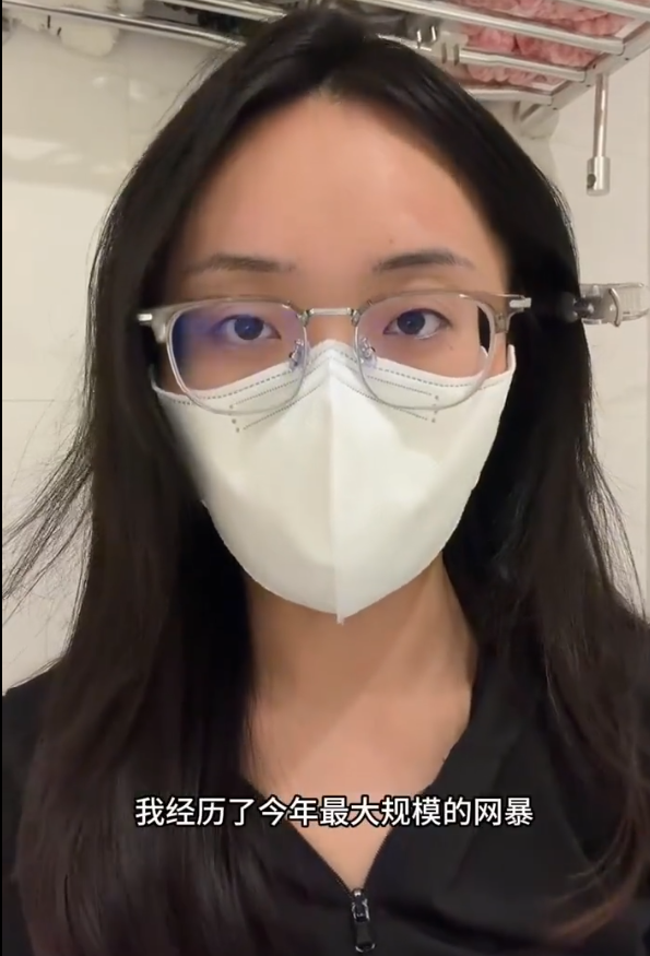 杭州电梯诬告案中被行政拘留的女子王某某，拘留期满当天再次发视频。她否认刻意诬告，称当时对方的动作“真