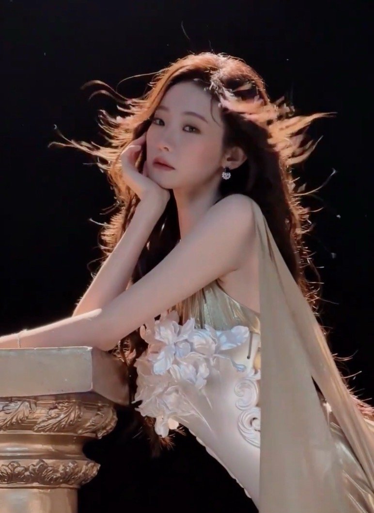 爆光啦！张艺凡这组神女造型真的美到失语，清冷又温柔，像从油画里走出来的一样，氛围