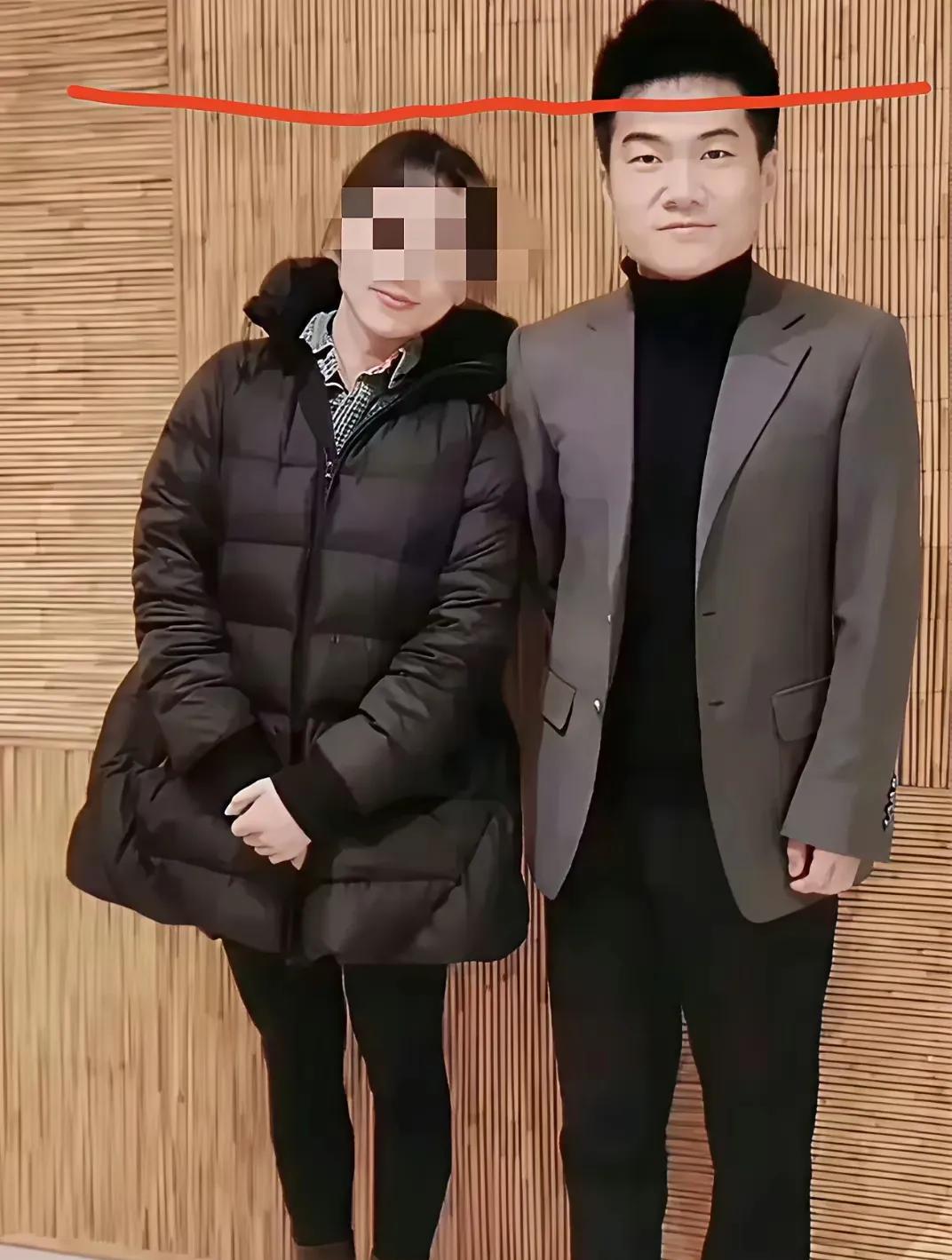 第一次见到宇辉，我心中的偶像，给我留下了特别的印象。怎么说呢，第一次见面，他不