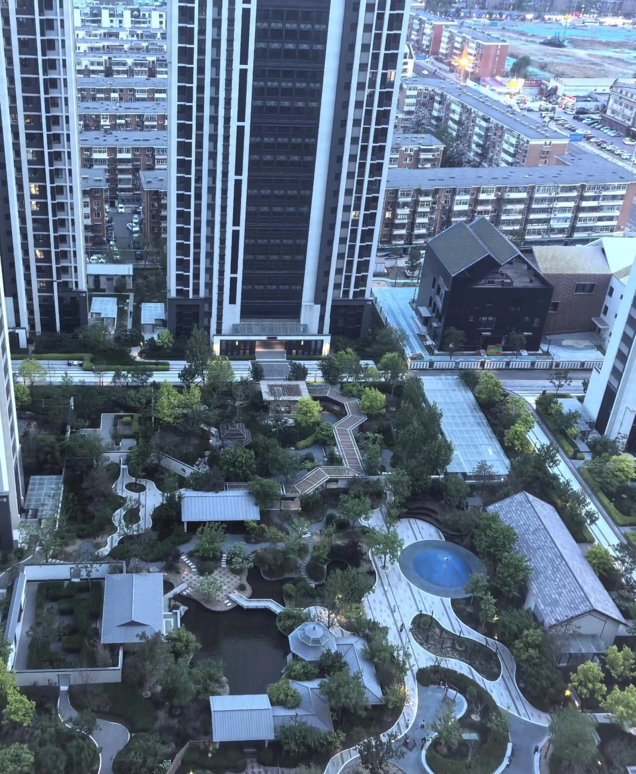 山东夫妻20多岁在天津河东区谋生，最初在理发店当学徒，起早贪黑踏实学艺。靠