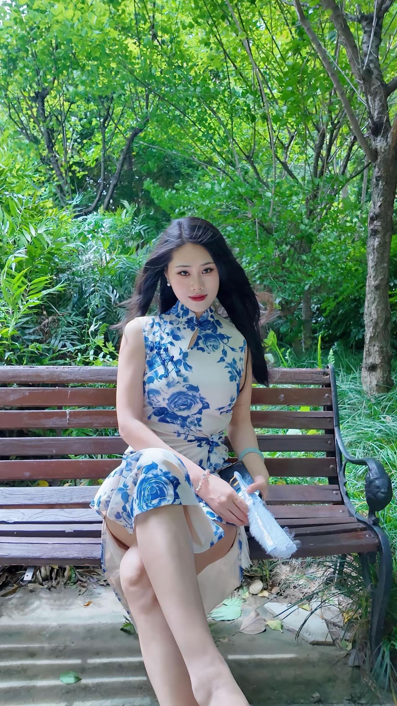 衣服穿在合适的人身上，真是两者都加分了，还让这个女孩的气质提升了一截子。