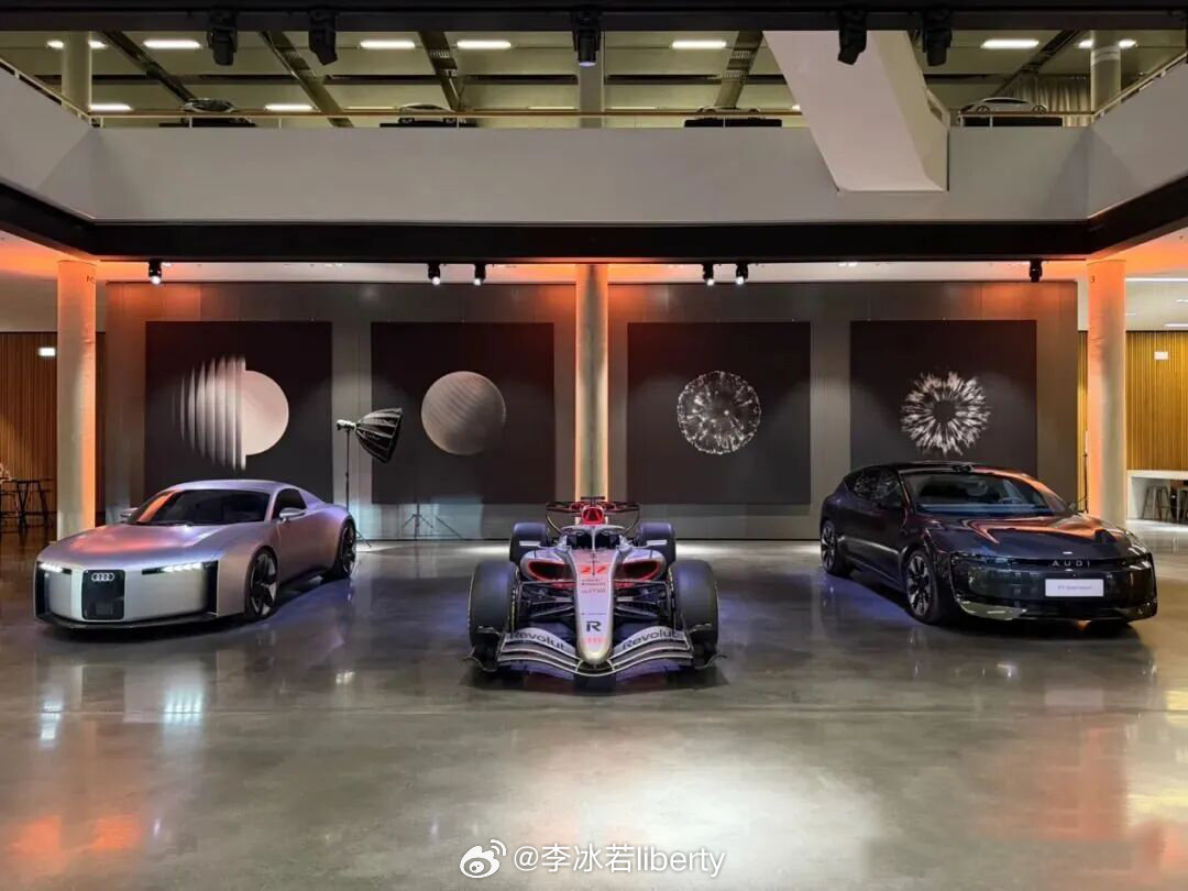 奥迪德国总部放了什么车今年奥迪的总部少不了新能源、赛车和概念车就像是图片中展示
