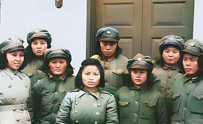 李凤是军统里拔尖的女特务，长得靓活儿也狠，好几回潜伏啃下硬任务，连戴笠都多留意过